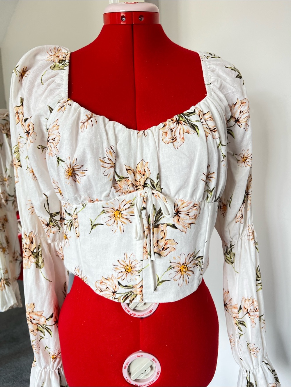 Women’s White Floral Tie-Front Peasant Tops size M/L